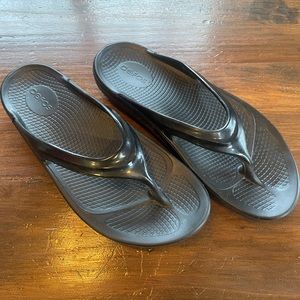 OOFOS Flip Flops